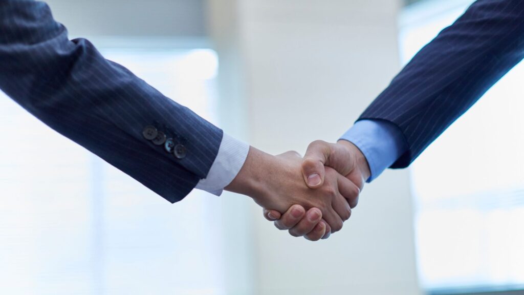 Aperto de mãos simbolizando parceria estratégica em RFPs inteligentes.