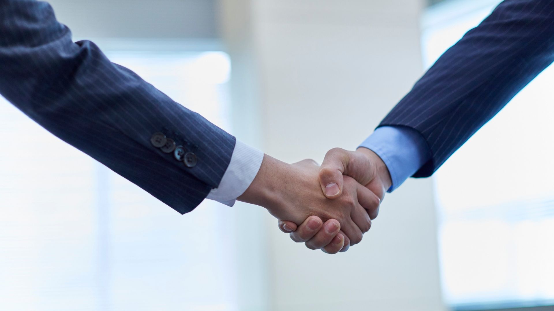 Aperto de mãos simbolizando parceria estratégica em RFPs inteligentes.